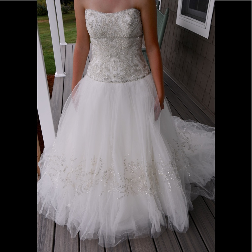 Selling BRAND NEW Wedding Dress NEVER WORN….